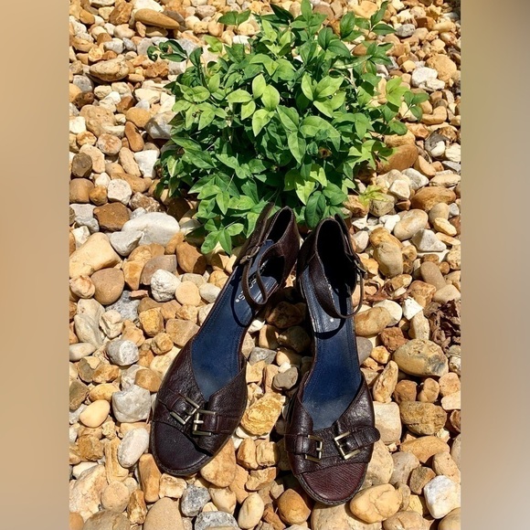 Vintage Aerosole Leather High Heeled Ankle Strap Sandals with Stacked Heel - Picture 2 of 10